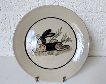Vintage bord van aardewerk met konijnontwerp