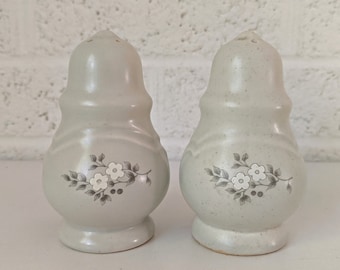 Vintage Pfaltzgraff Heirloom Salt y Pepper Shakers