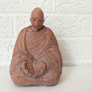 Statuetta vintage di Buddha in argilla rossa immagine 6