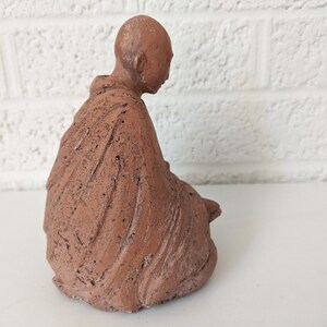 Statuetta vintage di Buddha in argilla rossa immagine 5