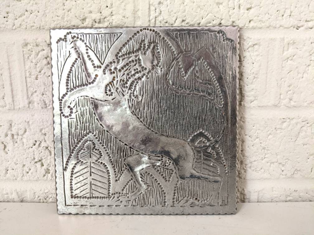 dessous de plat vintage wilton-columbia | aluminium avec motif martelé rampant lion
