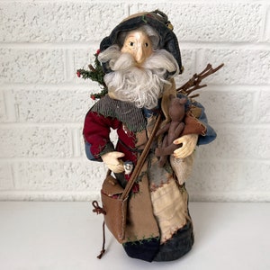 Handgjord vintage jultomtefigur med lapptäcksmantel, nallebjörn, fruktpåse och träknippe | Av Kristine Hertel