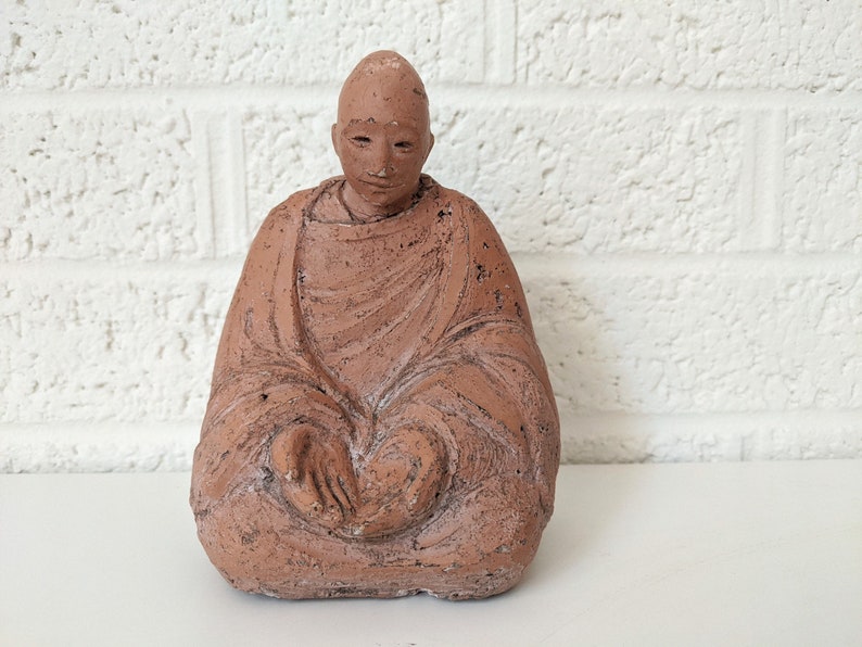 Statuetta vintage di Buddha in argilla rossa immagine 1
