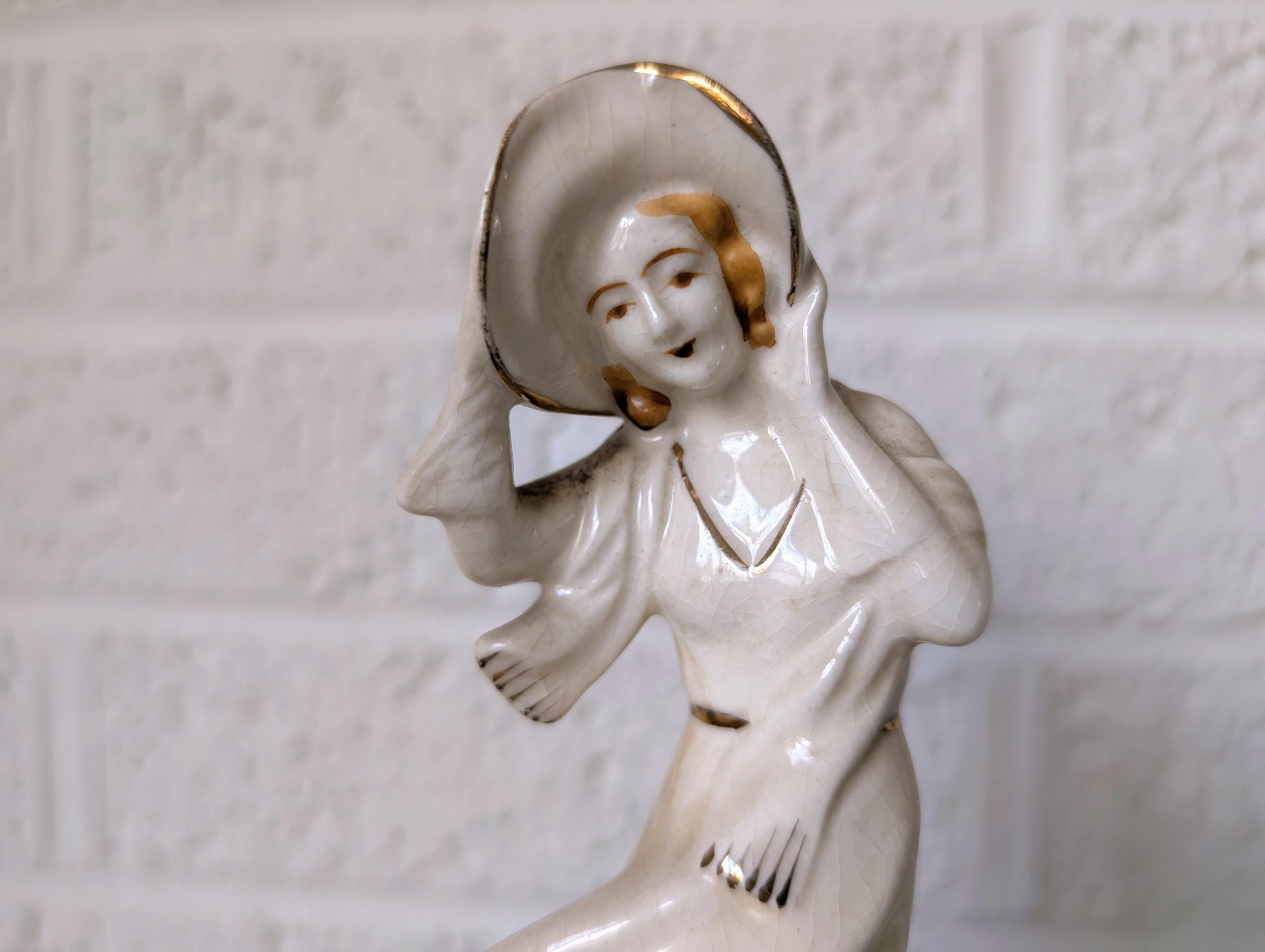 SPAIN DIANA 陶器製女性像 ホワイトとグリーン 約30cm Vintage Woman in the Wind Figurine | Japan | Lady With Hat, Scarf