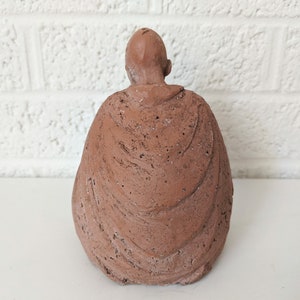 Statuetta vintage di Buddha in argilla rossa immagine 7