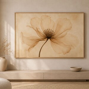 Könnte beinhalten: Ein großes, rechteckiges Wandbild, das eine einzelne, durchscheinende, hellbraune Blume mit zarten Blütenblättern und einem detaillierten Staubblatt in der Mitte zeigt. Das Kunstwerk ist in einem dünnen, hellen Holzrahmen gefasst und wirkt monochrom.