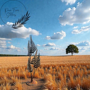 Può includere: Una scultura di felce in metallo si erge in un campo di grano sotto un cielo blu con soffici nuvole bianche. La scultura ha una base circolare e molteplici fronde di felce. Il testo "Pure Form Statues" è nell'angolo in alto a sinistra.