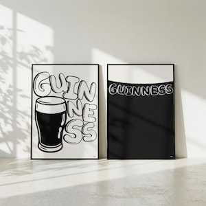 Puede incluir: Dos impresiones en blanco y negro enmarcadas. Una presenta la palabra "Guinness" con una ilustraci&oacute;n de pinta. La otra impresi&oacute;n muestra la palabra "Guinness" sobre un fondo negro. Ambas impresiones tienen un borde blanco.