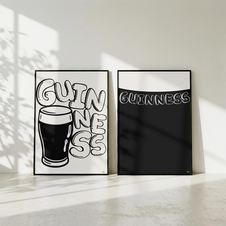 Puede incluir: Dos impresiones en blanco y negro enmarcadas. Una presenta la palabra "Guinness" con una ilustraci&oacute;n de pinta. La otra impresi&oacute;n muestra la palabra "Guinness" sobre un fondo negro. Ambas impresiones tienen un borde blanco.