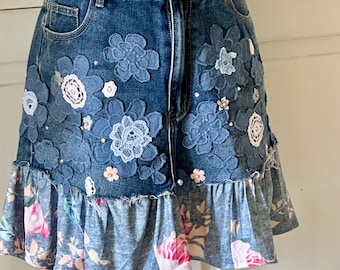 Saia boho chic gypsy Micas em denim reciclado, com aplicações de crochê e miçangas, babado floral acima do joelho. Uma peça única, feita à mão, que é uma verdadeira obra de arte para vestir. Tamanho G.