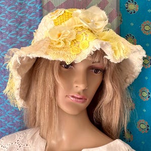 Shabby-chique dameshoed, handgemaakte gele slappe hoed met bloemenkant, verfraaide boho-chique zonnehoed, geborduurde hippie met gerafelde rand