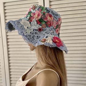 Dameshoed met armoedige kant, handgemaakte bloemengehaakte blauwroze slappe hoed, verfraaide boho-chique zonnehoed, hippie-chic ingericht casual