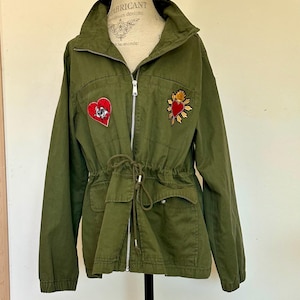 Women’s army green military style jacket with heart patches, cinch waist drawstring utility field jacket , zipper front pockets size XL