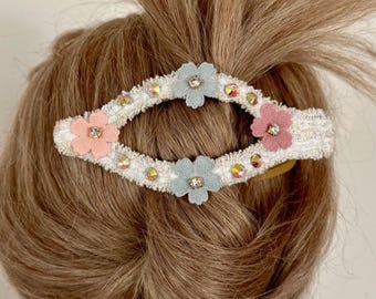 Spinka do włosów w stylu boho chic z kwiatem: zdobiona w stylu paryskim