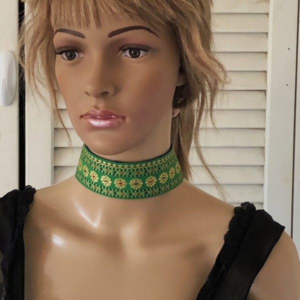 Emerald green bohemian choker, gypsy green floral choker, boho birthday gift for her and friend, wide ribbon choker, comfy lined choker