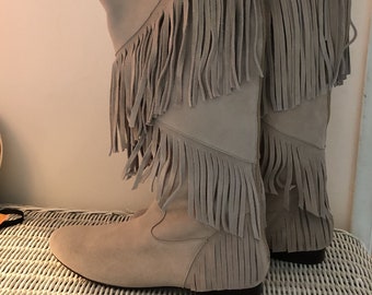 Beige suede fringe boots, low heel cowgirl, size 10, never worn excellent condition, festival fringes, vintage 2001, back zipper