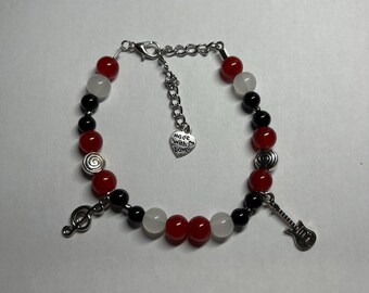 Handgemaakte kralenarmband met gitaarbedel – punkaccessoire emorocker