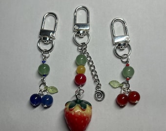 Op fruit geïnspireerde sleutelhangers - bosbes, aardbei, kers