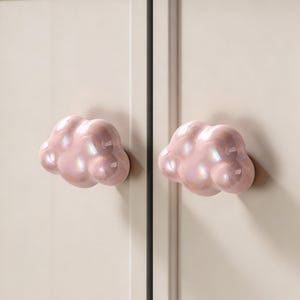 カラフルな雲のキャビネットノブ、子供部屋のワードローブや保育園の収納用金具