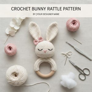 以下が含まれることがあります： 木製のリングベース、クリーム色の糸、ピンクのリボンが付いた、かぎ針編みのウサギのガラガラ。 画像には、毛糸玉、かぎ針編みフック、はさみ、およびテキスト「CROCHET BUNNY RATTLE PATTERN」が含まれています。