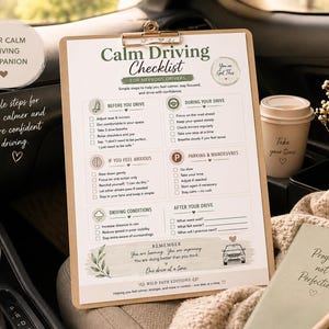Könnte beinhalten: Ein Klemmbrett mit einer "Calm Driving Checklist" für nervöse Fahrer, mit Abschnitten für vor, während und nach der Fahrt. Ein Kaffeebecher mit "Take your time" und ein Notizbuch mit "Progress not Perfection" sind ebenfalls zu sehen. Die Checkliste bietet einfache Schritte für sicheres, ruhigeres Fahren.