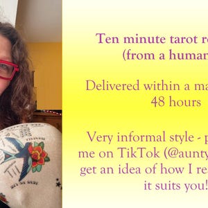 Könnte beinhalten: Eine Frau mit roter Brille und einem lila Anhänger hält einen dekorativen Kopf mit einem Tattoo-Design. Auf der rechten Seite des Bildes steht "Ten minute tarot reading (from a human!)" und "Delivered within a maximum of 48 hours."