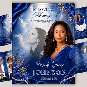 Op de afbeelding: Een uitvaartprogramma-sjabloon met een diepblauw thema, satijnen stoffen draperieën, witte rozen en parelaccenten. De tekst luidt In Loving Memory, Celebrating the Beautiful Life of Our Beloved, Brenda Denise Johnson, 14 mei 1965-28 april 2025.