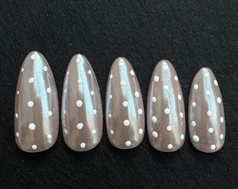 カスタムデザインのおしゃれなクロームドット柄つけ爪 | 2個以上購入で割引！