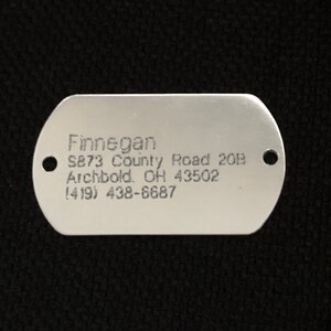 Pu&ograve; includere: Un'etichetta in metallo argentata con il testo "Finnegan, S873 County Road 2013, Archbold, OH 43502, (419) 438-6687" inciso su di essa.
