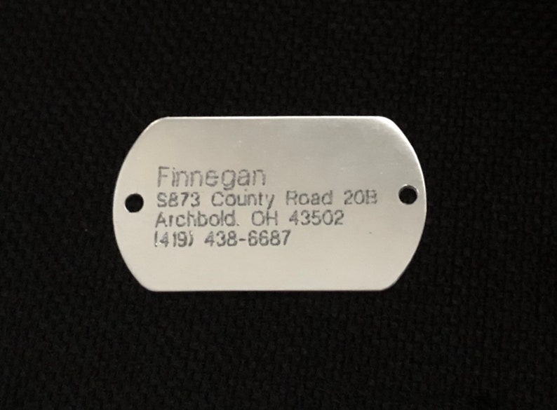 Pu&ograve; includere: Un'etichetta in metallo argentata con il testo "Finnegan, S873 County Road 2013, Archbold, OH 43502, (419) 438-6687" inciso su di essa.