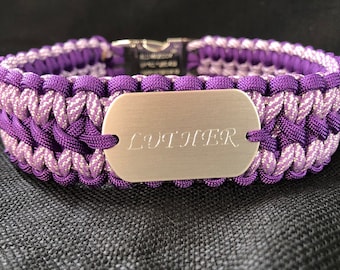 Puede incluir: Collar de perro de paracord morado y plateado con una etiqueta plateada que dice "LUDIFER".