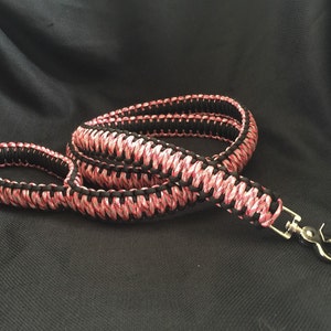 Paracord Leash your choice of 2 colors image 3