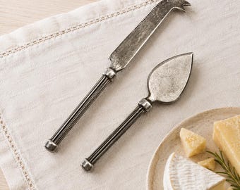 Ensemble de couteaux à fromage vintage français en métal argenté, manches cannelés, brocante années 1960