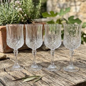 Op de afbeelding: Een set van drie keramische mokken met een gespikkelde, matte afwerking. De mokken zijn in de kleuren crème, lichtgrijs en donkergrijs. Elke mok heeft een eenvoudig, minimalistisch ontwerp, perfect voor koffie of thee.