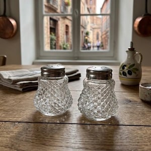 Vintage miniatuur glazen zout- en peperstel – diamantgeslepen kristalstijl – gevonden in Frankrijk