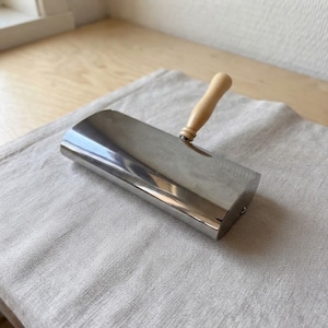 Vintage fransk kromad bordssmulsopmaskin Le Grillon Unis Frankrike bakelithandtag rulleborste originalkartong matdekor