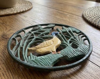 Sottopentola vintage francese in ghisa – Anatra selvatica dipinta a mano tra le canne – Decorazione da cucina in stile rustico di metà secolo