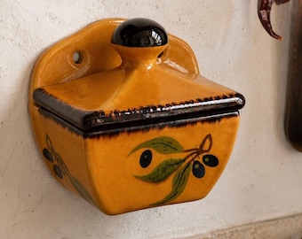 Saliera vintage in stile francese, scatola da parete in ceramica color giallo senape dipinta a mano.