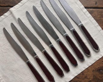 Ensemble de 8 couteaux vintage français en acier inoxydable, manches en bakélite, couverts des années 1960