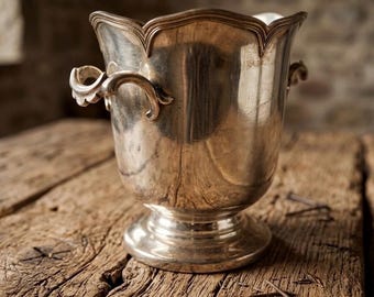 Cubitera vintage plateada con forma de florero, enfriador de vino estilo art déco francés.