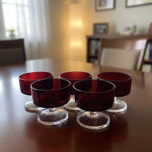 Set med 5 vintage franska rubinröda dessertglas, tranbärsskålar