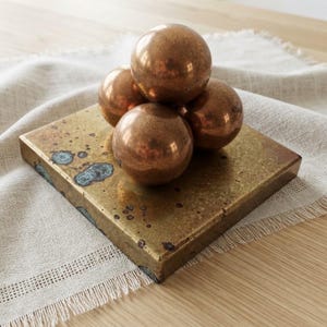 Fermacarte vintage a forma di sfera in ottone massiccio, scultura geometrica brutalista, stile piramidale, decorazione da scrivania, 70 x 70 mm