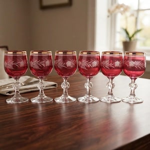 Set med 6 vintage rubinröda kristalllikörglas, tranbärskristall slipad till klara blommiga bägare med guldkant, litet vinljusset