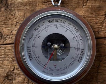 Vintage French Aneroid Barometer in Solid Wood Case, F.F.R. Fabrication Française Réunie, France, circa 1920-1940s.