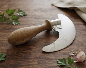 Hachinette vintage Peugeot & Cie, couteau Mezzaluna incurvé, coupe-légumes hachés pour cuisine de campagne française, manche en bois.