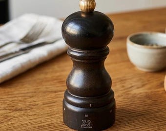 Macinapepe vintage Peugeot, Francia, in legno, per pepe nero, decorazione da cucina.