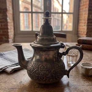 Vintage Moroccan Tea Pot from Fes – Hand-Engraved Metal – Authentic "Guane Fes" Signed – Mid-Century Bohemian Decor