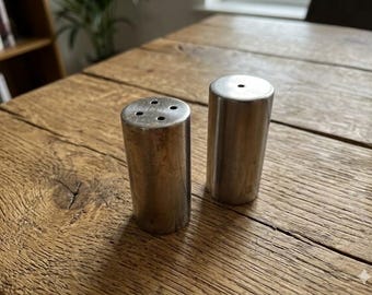 Saliera e pepiera vintage di metà secolo, set minimalista in metallo in stile industriale, complemento d'arredo funzionale per la cucina.