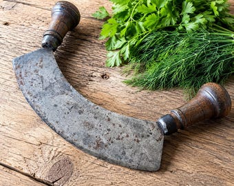 Hachoir à herbes Peugeot Frères Mezzaluna ancien, en acier forgé à deux poignées, datant du XIXe siècle, style rustique français.