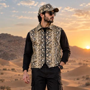 Peut inclure: Un gilet sans manches arborant un motif peau de serpent beige et marron avec une fermeture éclair frontale, accompagné d'une casquette de baseball assortie, d'un haut noir à manches longues et d'un pantalon cargo noir à grandes poches.